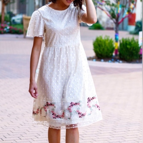 Polagram Dresses & Skirts - Elegant Cream Floral Dress